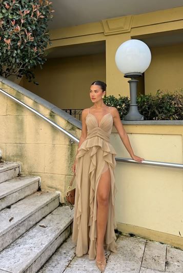 Abito da sera beige con volant e spalline sottili